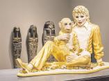 Позлатена порцеланова статуетка на „Майкъл Джексън с балончета” е в залата с египетско погребално изкуство